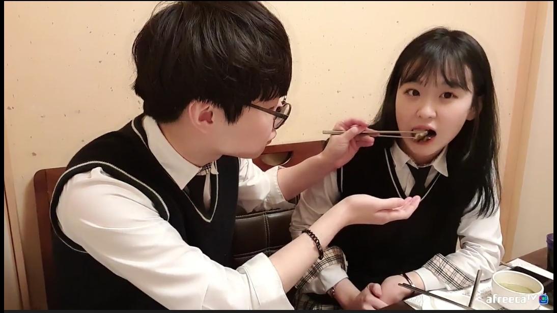 💘서로 맥여주는 오뀨X덕구💘 #중딩커플 #달달 #전복 #ㅅㅂㅅㅅ #이게나라냐🤬 | SOOP VOD